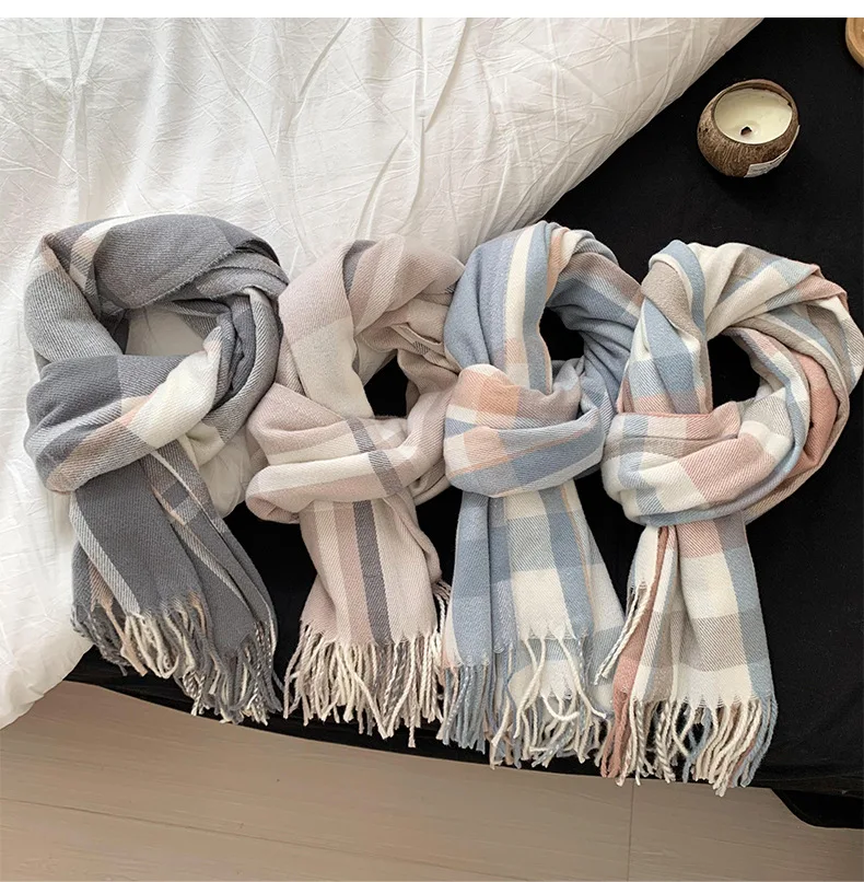 

Fashionable and warm plaid scarf for women in winter commuting Retro plaid scarf for women