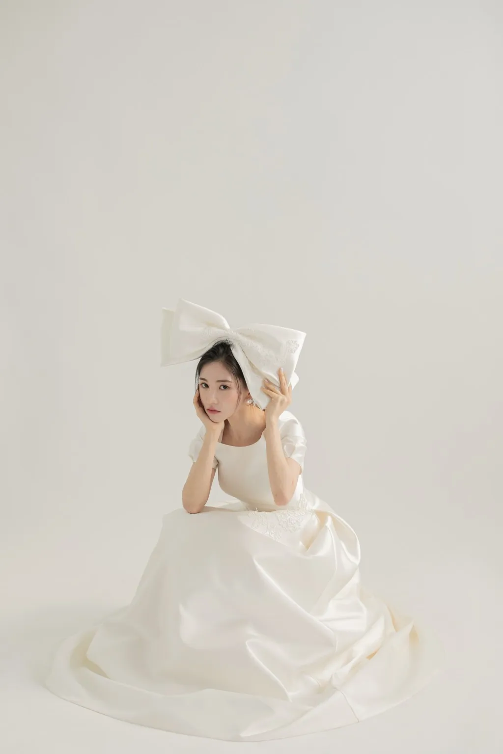 ซาตินแขนสั้นชุดแต่งงานสายกวาดรถไฟElegantชุดเจ้าสาวLace UpกลับAppliqueลูกไม้เจ้าสาวถ่ายภาพชุดT557