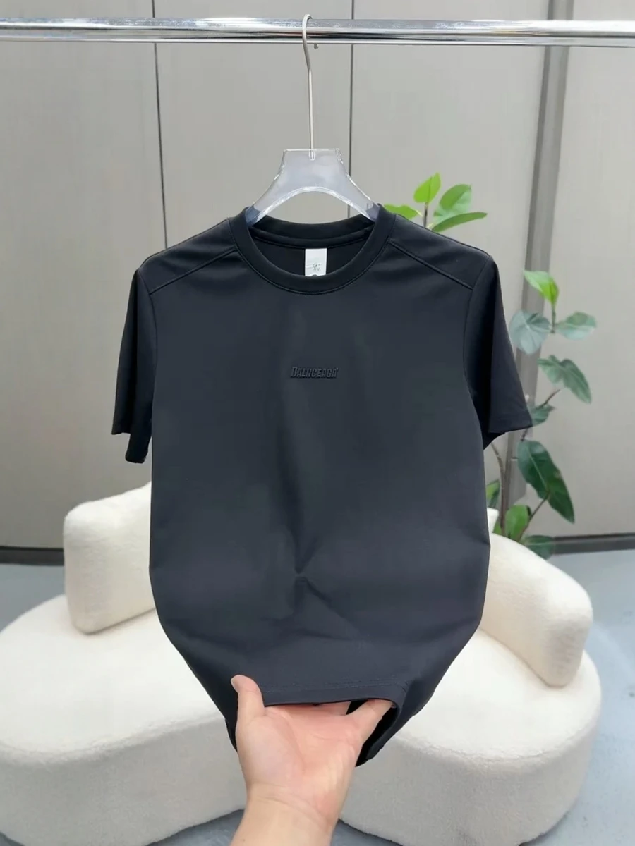 

Новая мужская футболка 2026 года: летняя, модная, простая, с коротким рукавом, круглым вырезом, легкая, класса люкс, с металлической надписью и маленькой этикеткой