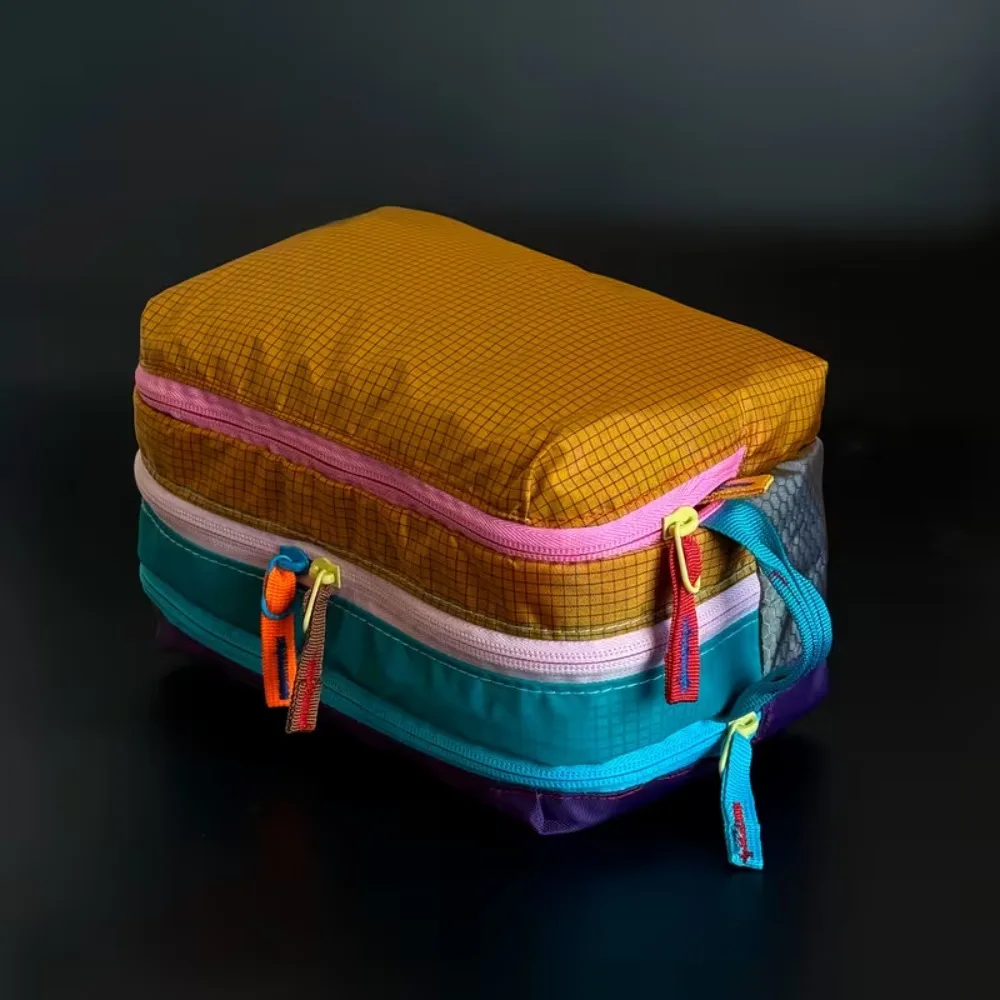 Bolsa de Cosméticos Portátil Impermeável com Camadas Coloridas, Necessaire de Viagem de Grande Capacidade em Nylon, Organizador de Maquiagem e Higiene Pessoal