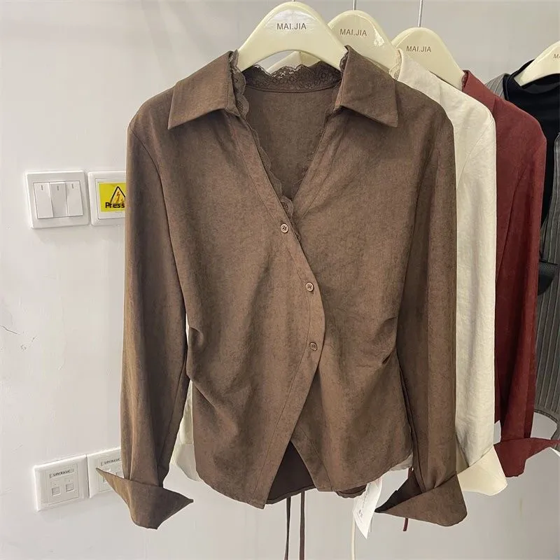 

Элегантная женская блузка с кружевной отделкой, приталенная, на пуговицах, с воротником, удлиненная, с разрезом, для ранней осени, корректирующая фигуру