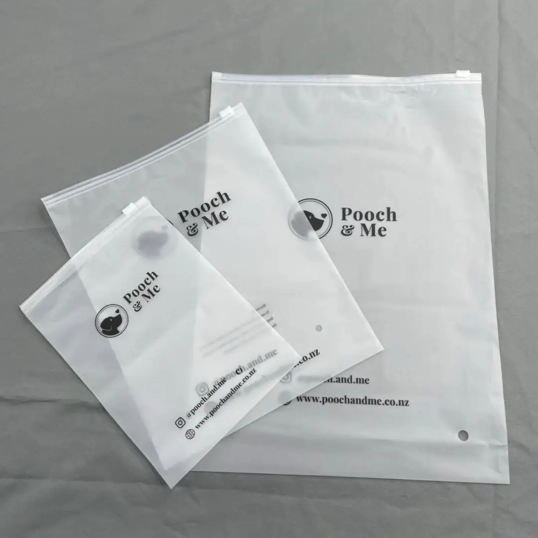 50 Stück matte transparente Reißverschlusstaschen für Hemdenverpackungen, Firmenproduktversandtaschen, mit individuellem Logodruck. – Detail 8