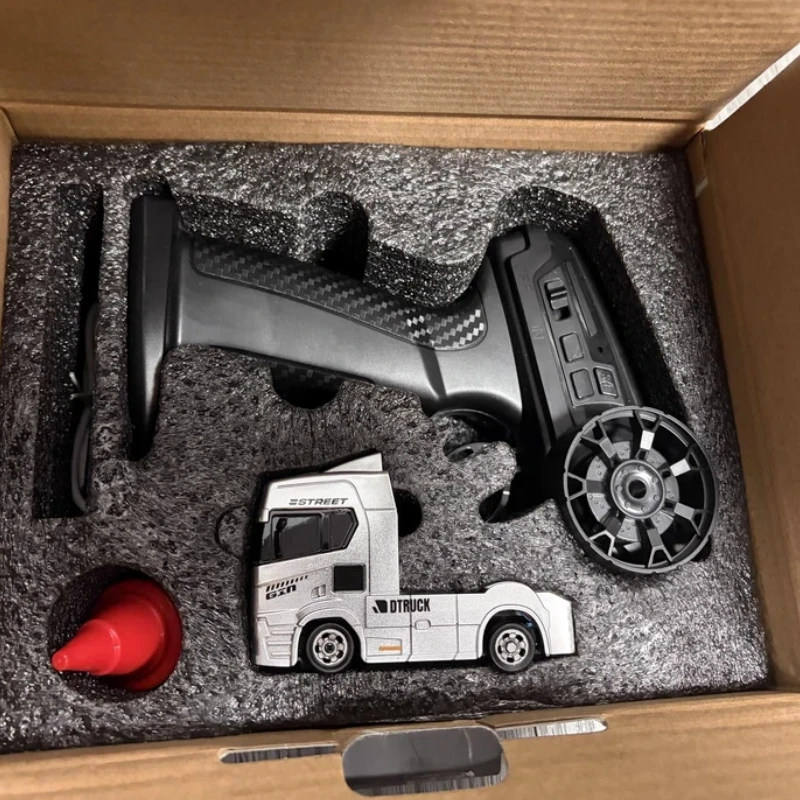 

1/64 Mini RC Drift Truck 2.4G 4WD RC Car with LED Lights 15KM/H High-Speed Racing Toy for Multiplayer Fun Kids Birthday Gift