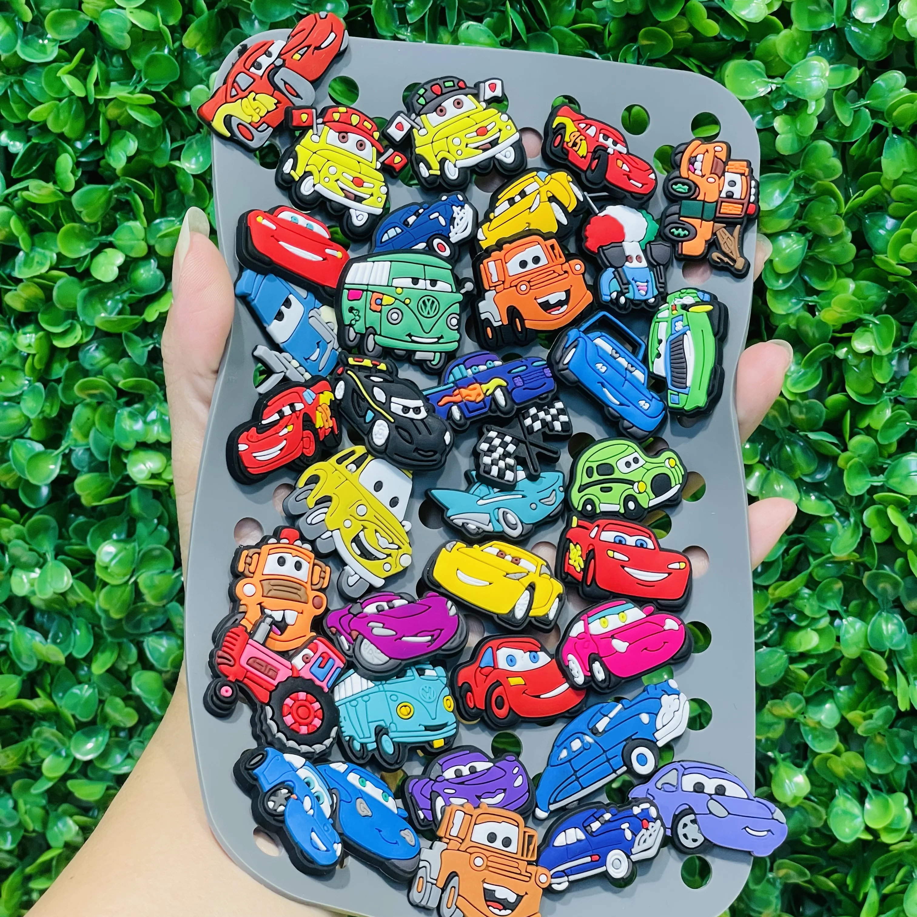 36 Buah Miniso Kartun Mobil Disney PVC Jimat Sepatu Taman untuk Pin Bakiak Sandal Sepatu Aksesori Dekorasi Hadiah Pesta Anak