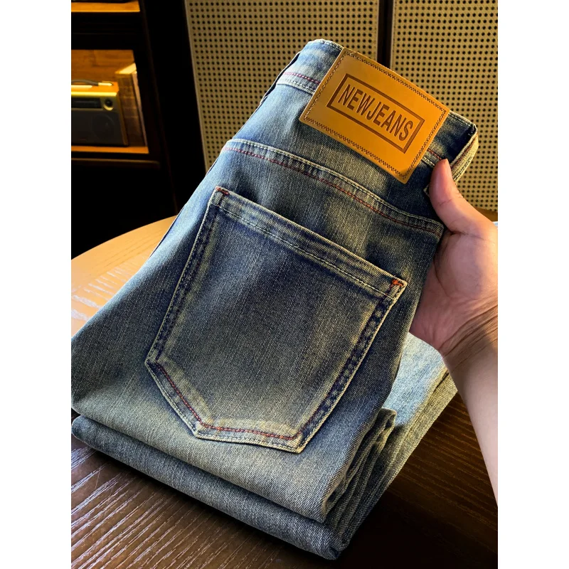 

2025 новые высококачественные легкие роскошные джинсы для мужчин, эластичный приталенный крой, маленькие ноги, осенние и зимние мужские брюки в корейском стиле в стиле ретро.