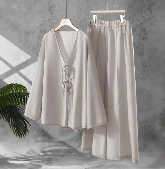 

Осень 2025: повседневная свободная шифоновая рубашка с v-образным вырезом и шнуровкой на воротнике и широкие брюки с высокой талией для женщин. Повседневный шифоновый комплект.