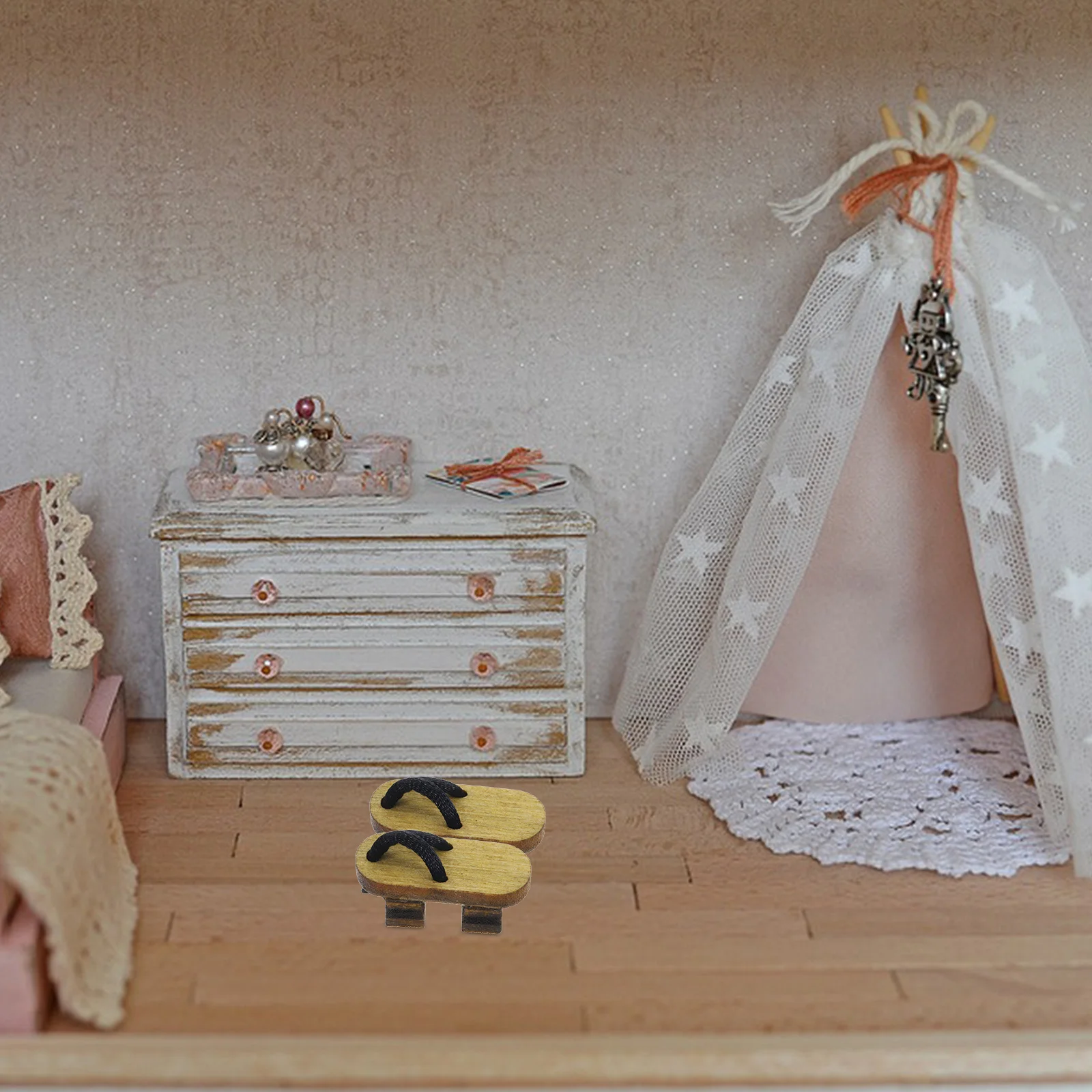 รองเท้าไม้จิ๋ว 2 คู่ วัสดุปลอดภัย สำหรับตกแต่งบ้านจิ๋ว งานฝีมือ โมเดลภูมิทัศน์จิ๋ว รองเท้าตกแต่ง