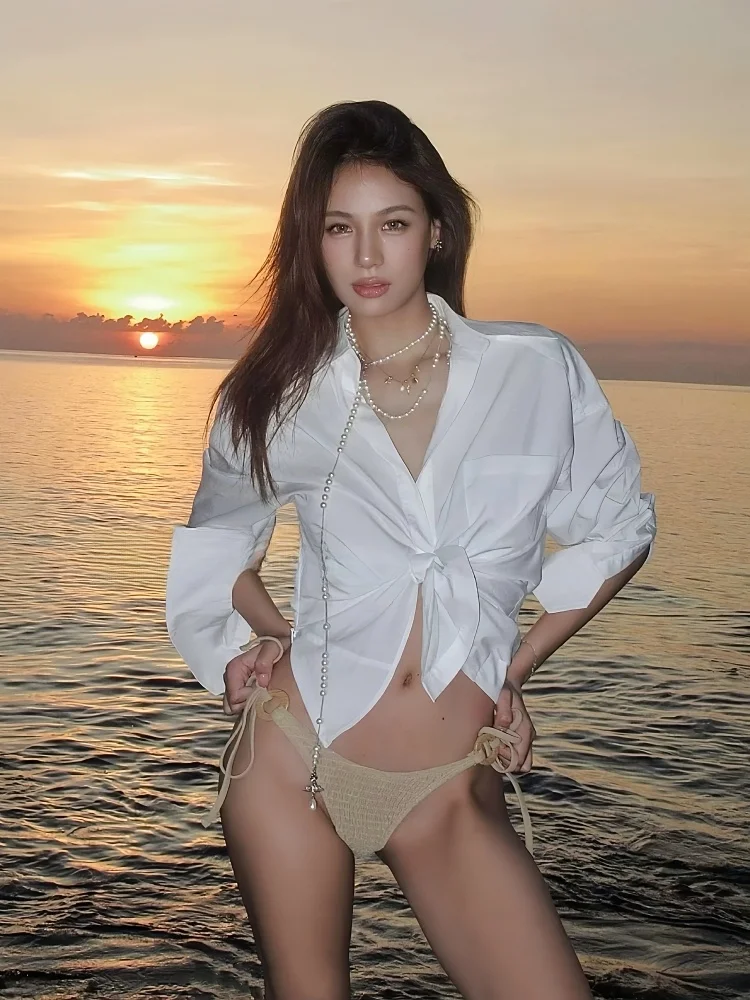 

Сексуальный купальник-бикини Pure Desire Style: свободная белая рубашка с вырезами и кольцами, для отдыха на острове, повседневный, комфортный.