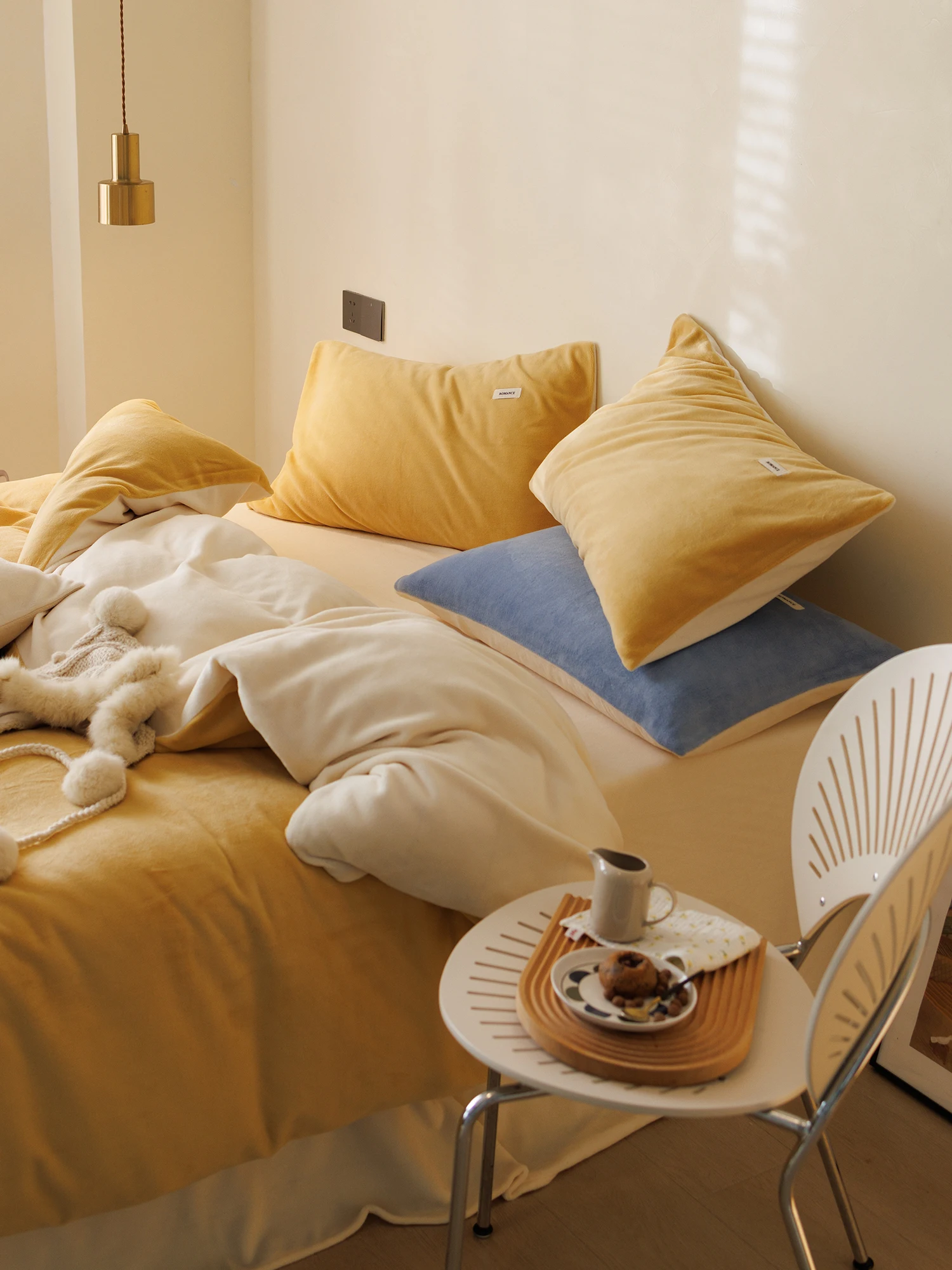 

Утепленный комплект постельного белья из кораллового флиса (4 предмета): покрывало, пододеяльник, простыня. Теплые аксессуары для кровати.