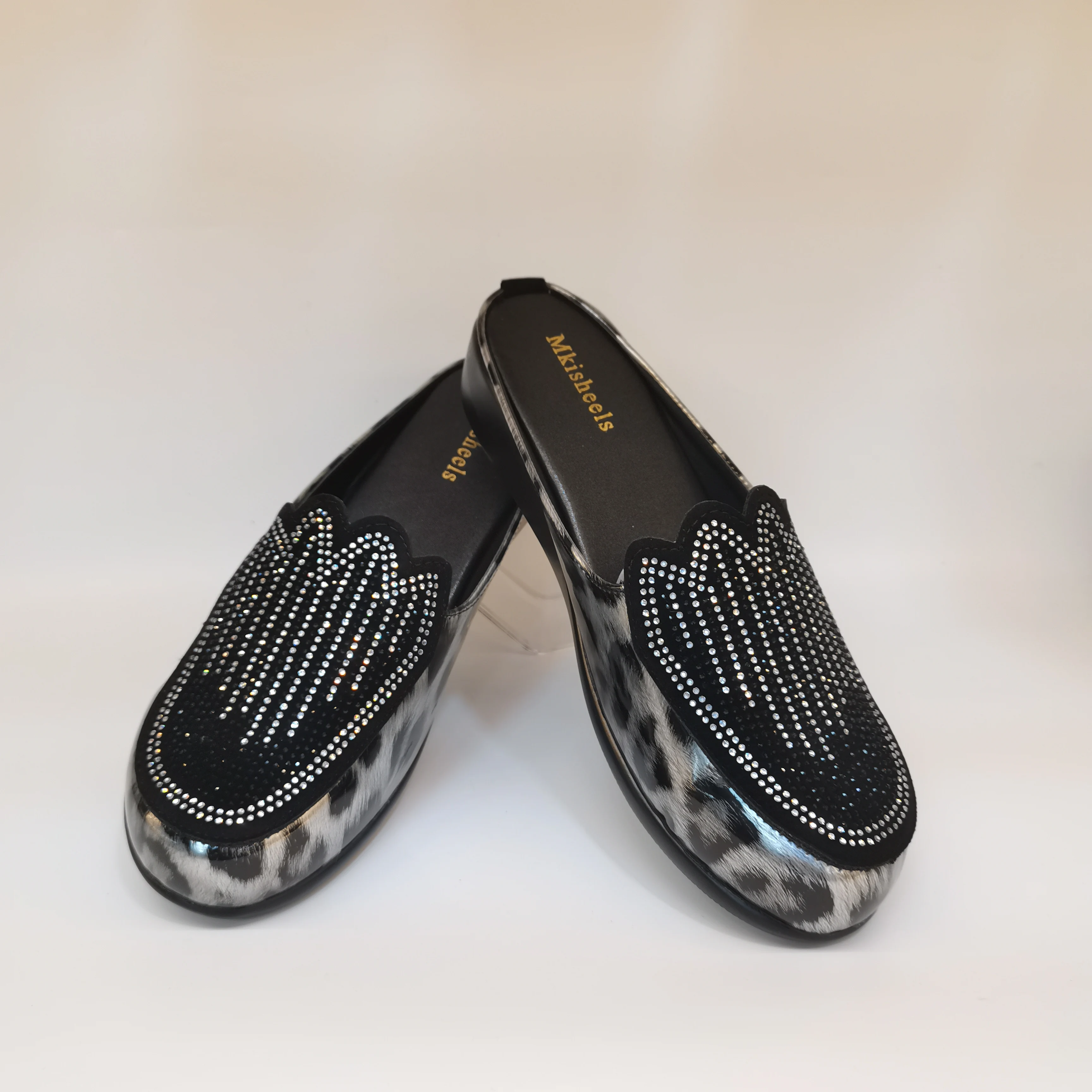 

2026 новейшие круглые женские тапочки на плоской подошве со стразами, верхняя одежда, полутапочки с бриллиантами, повседневная обувь Muller, вечерние тапочки F6-106-3