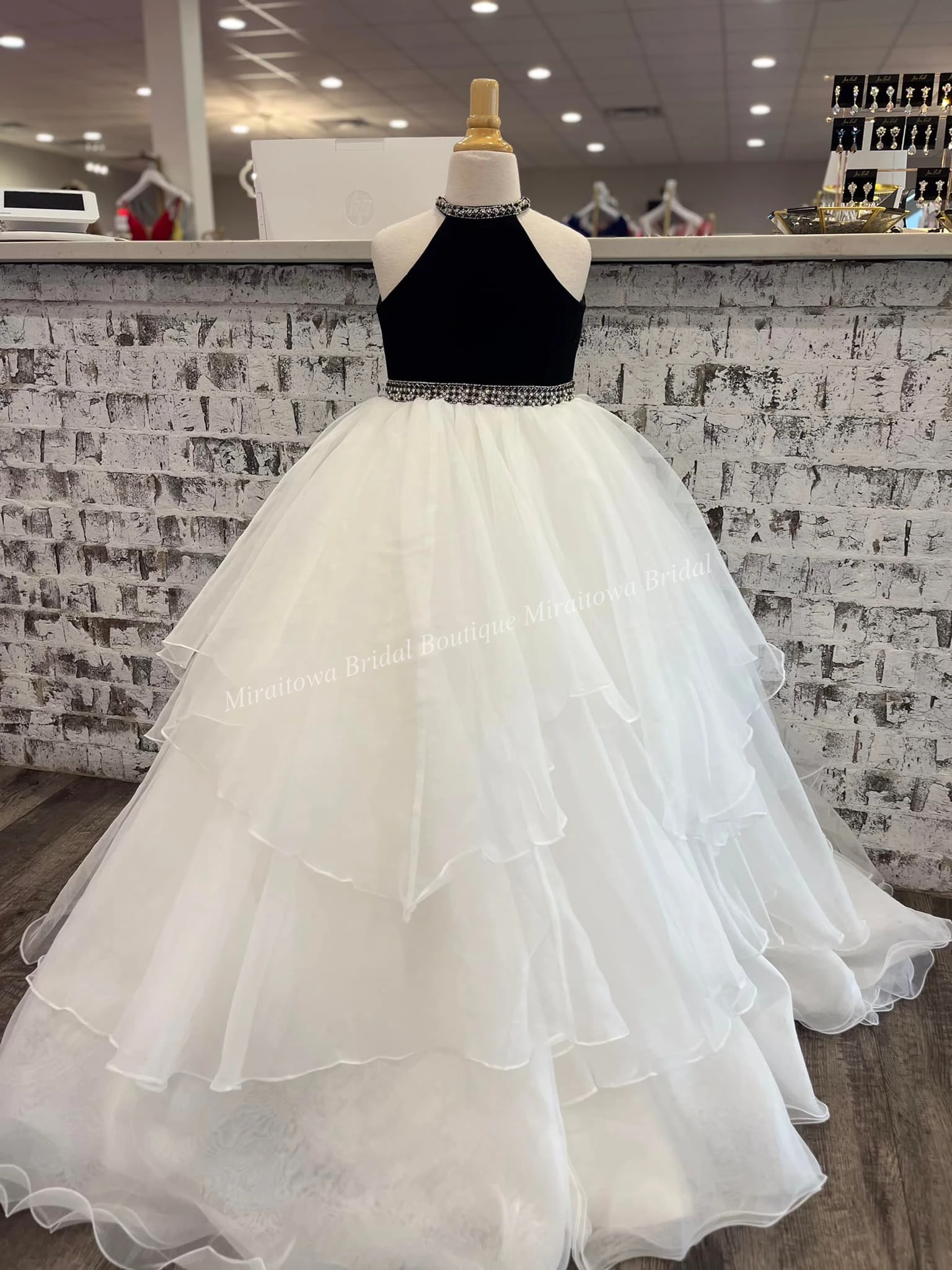 Bambini Halter Ballgown Pageant Dress 2023 con corpetto di velluto Ruffles Tier fazzoletto Organza Flower Girls Gown Floor Navy Royal