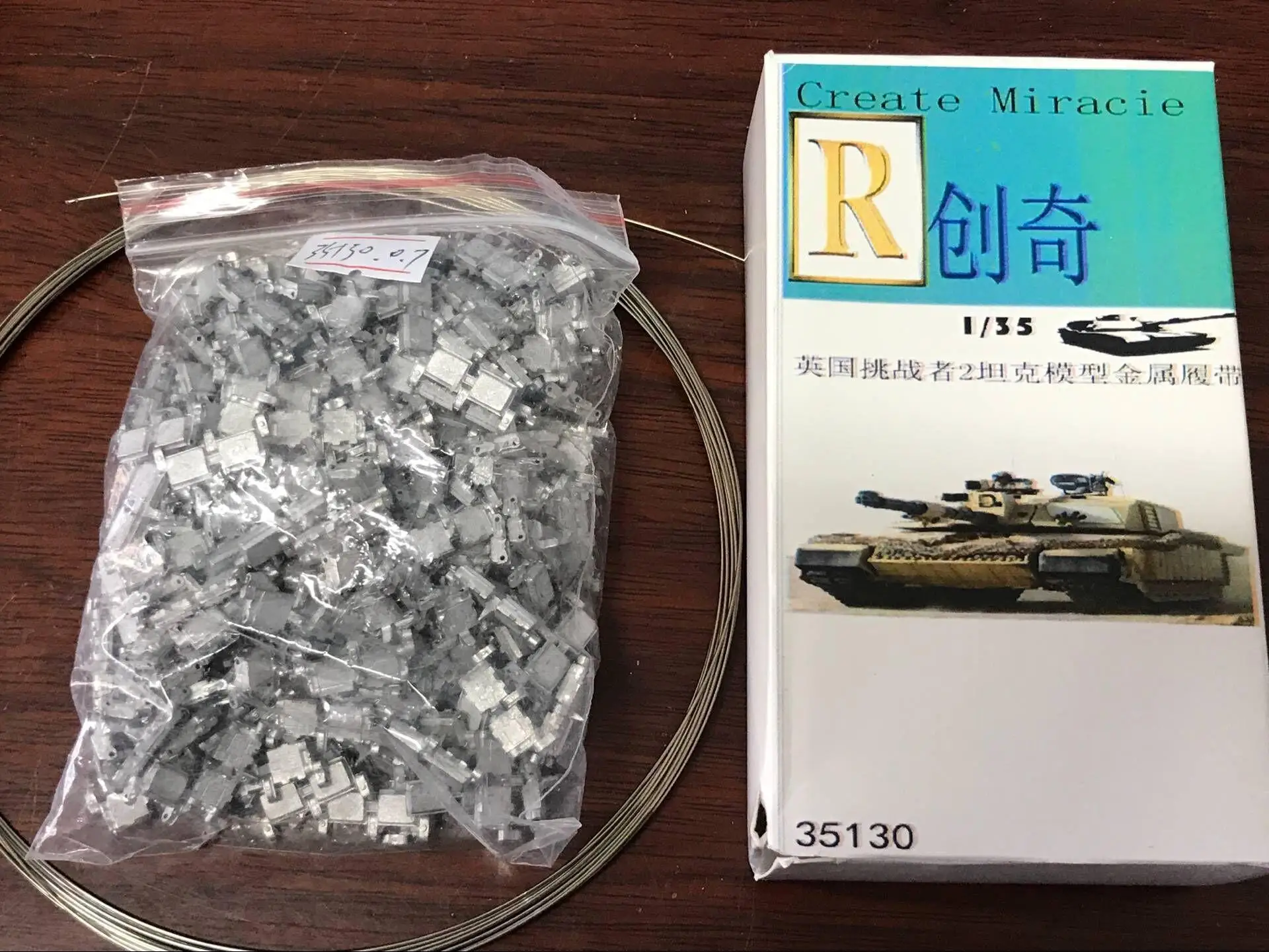 

R-Model 1/35 35130 Metal Track For British Challenger II MBT