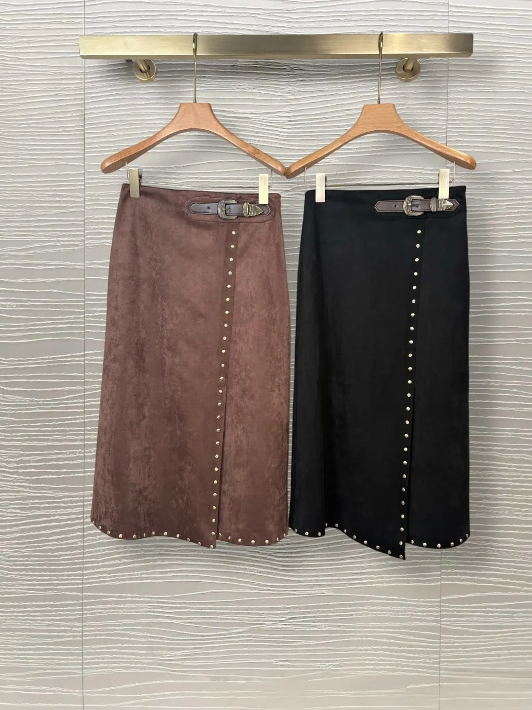 26 Autumn New Retro Deerhide Rivet Half-Dress, with belt buckle waist design and irregular slit A-line mid-length skirt