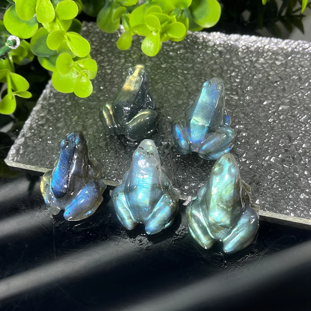 قطعة واحدة من لابرادوريت لامع من الكريستال الطبيعي ونحت الضفدع من حجر القمر - مع تأثير عاكس للريق، حرف يدوية من الأحجار الكريمة الطبيعية #4