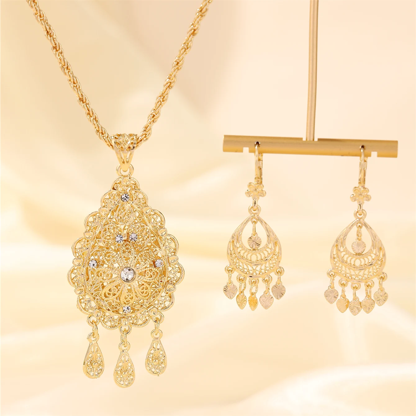 

1 комплект, модное женское ожерелье и серьги в стиле ретро, комплект ювелирных изделий, полые резные подвески в форме сердца, женские свадебные украшения