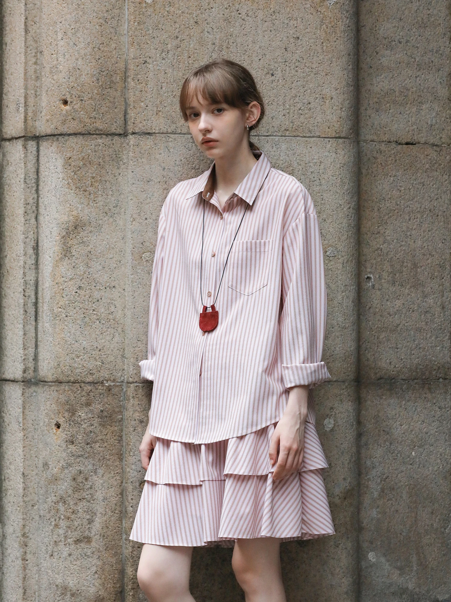 

Комплект MELLIIY 2025: осенняя юбка-кейк с высокой талией и рубашка с длинным рукавом в розовую полоску. Модный женский повседневный универсальный ансамбль.