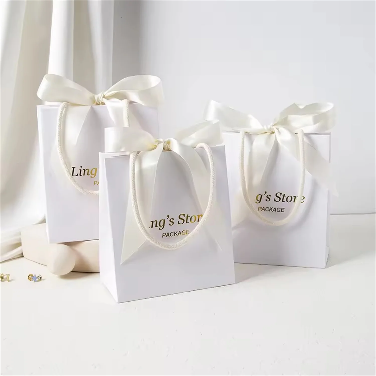 

Personalized Logo 15.5x13.5x7.5cm White Jewelry Paper Handle Bag Cosmetic Wedding Favors Gift Packaging Boutique Watch Organizer