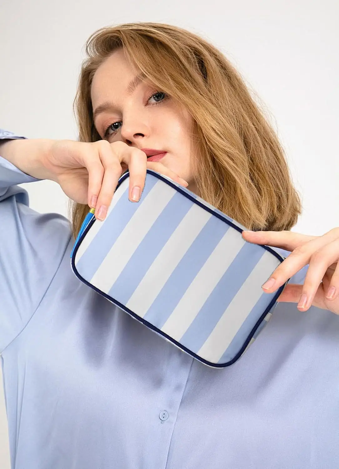 Große gestreifte tragbare Kosmetiktasche für Damen, Make-up-Tasche mit Quasten und Reißverschluss, große Kapazität, lässige Tragetasche mit Reißverschluss – Detail 13