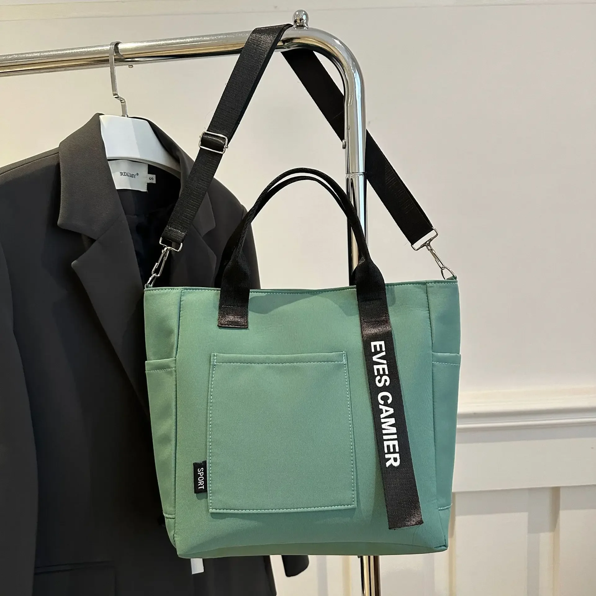 

Сумка на плечо большой вместимости для женщин и студентов. Нейлоновая спортивная сумка, мягкая сумка с застежкой-молнией и несколькими карманами, 4 цвета.