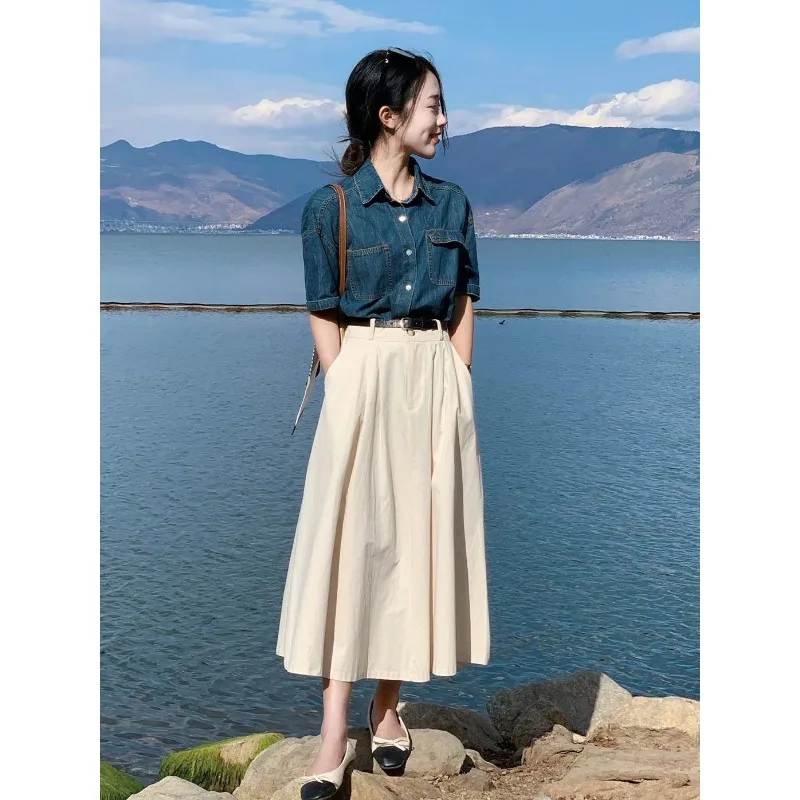 

Летний новый женский корейский элегантный джинсовый комплект из двух предметов: рубашка и юбка, модный универсальный топ с коротким рукавом и юбка, образ 2026