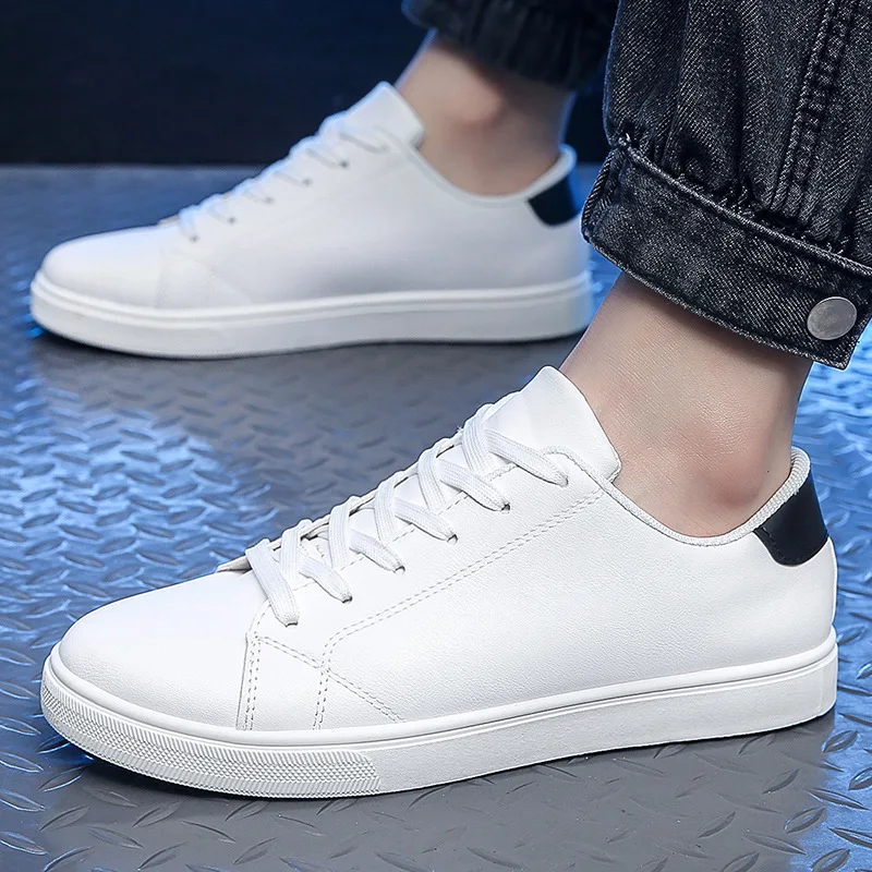 Zapatillas blancas para hombre, tendencia coreana, moda con cordones, combina con todo, cuero PU, zapatos informales cómodos para caminar, calzado