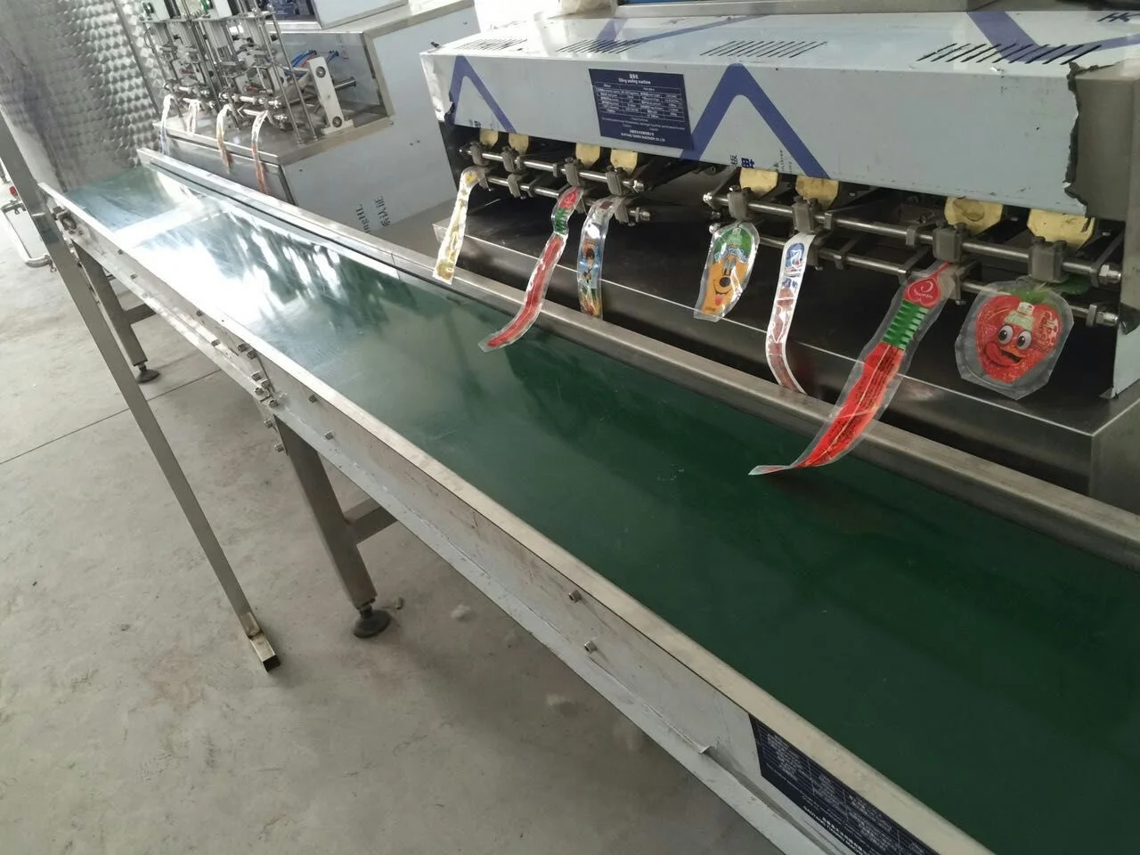 Plastic liquid pet bottle bag filling machine