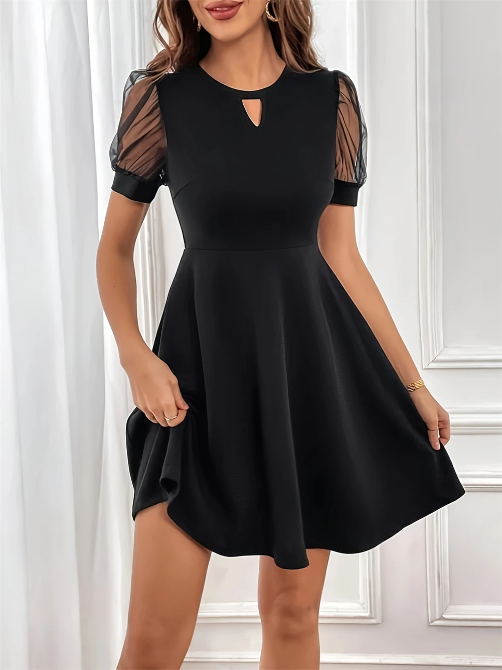 Robe mi-longue élégante pour femmes, couleur unie, manches en maille, décolleté en trou de serrure, maille contrastée, manches bouffantes, manches courtes, nouvelle collection 2024