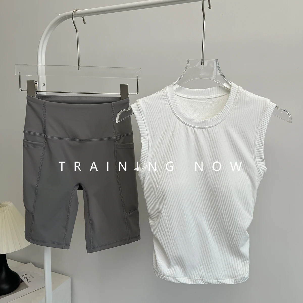 

Костюм для йоги, комплект жилета для женщин, новинка 2023 года, летний быстросохнущий костюм для тренировок, фитнеса, пилатеса, топ без рукавов