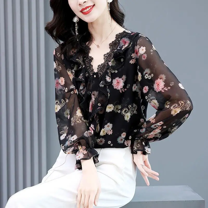 Chiffon Women\'s New Fashionable Age Reducing V-neck Floral Top with Lace Splicing and Gentle French Style