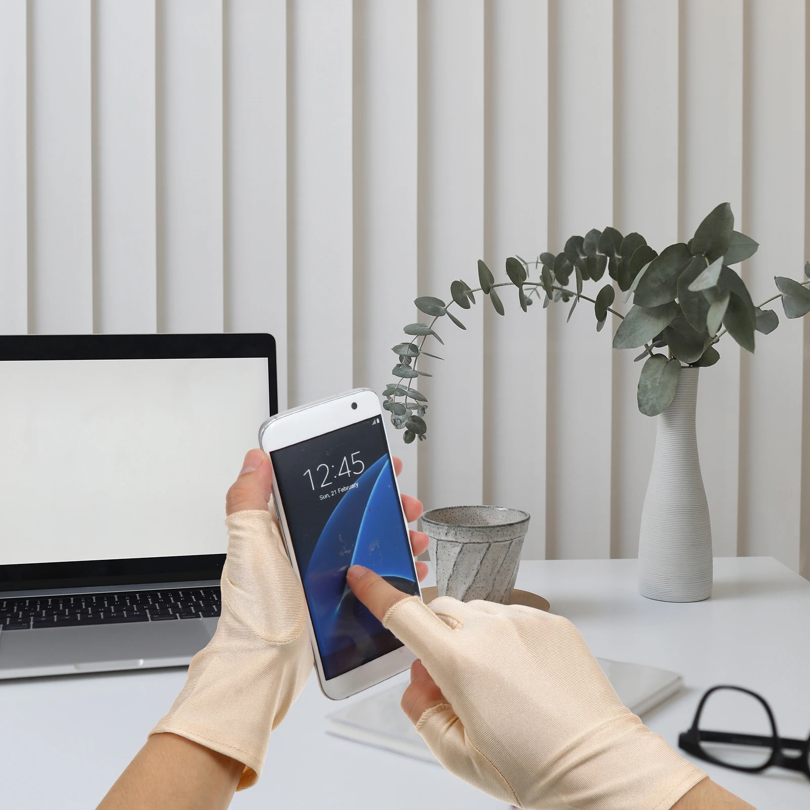 

2pcs Breathable Spandex Half Finger Anti-Uv Gloves For Outdoor Cycling Riding Comfortable Elastic Gloves For Men Women Unisex