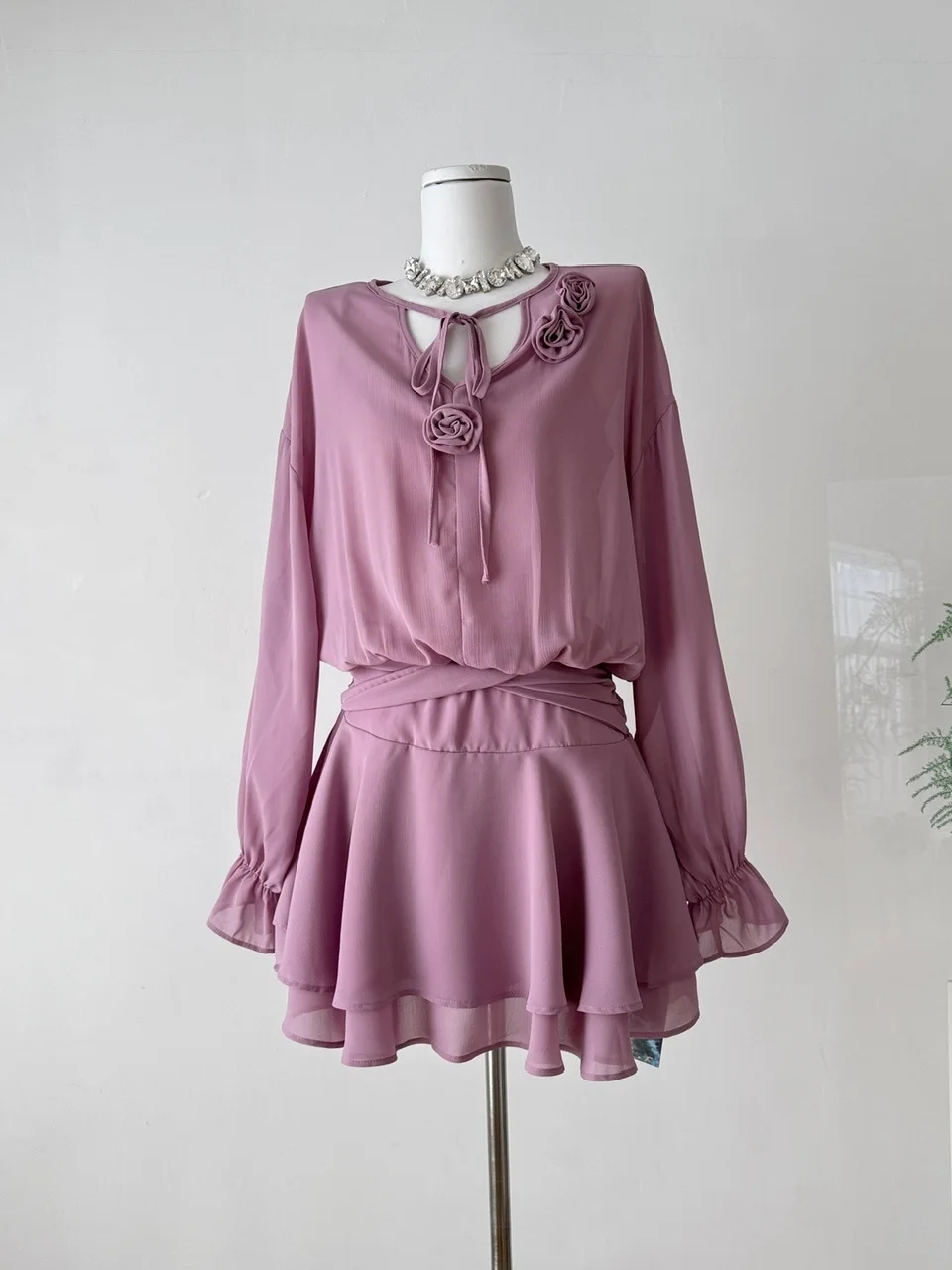 فستان نسائي أنيق أرجواني مطوي مزين بالزهور ورقبة على شكل حرف V بتصميم متقاطع الخصر تنورة كعكة للتنقل على الطراز الكوري وخصر ع...