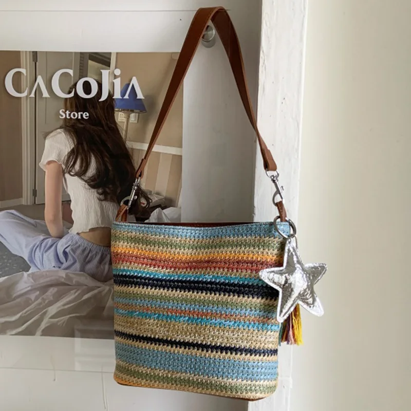 Borsa per cesto di verdure con tessitura arcobaleno in colore a contrasto 2025 Borsa a secchiello intrecciata in paglia colorata con una spalla nuova estate