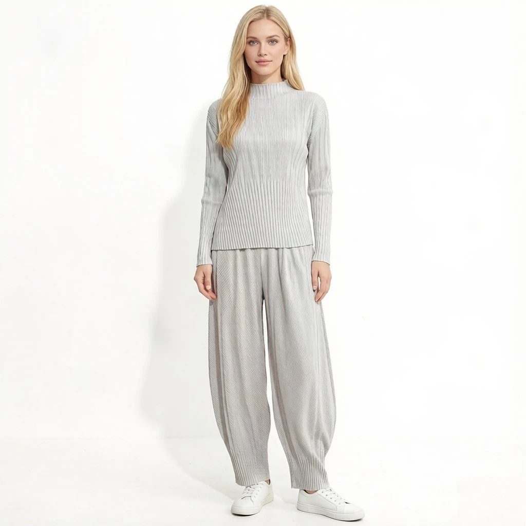 

Коллекция Miyake Pleated Весна/Лето 2026: Женский комплект из брюк с манжетами и топа с коротким рукавом — Стильный комплект из двух предметов: брюки-шаровары и топ