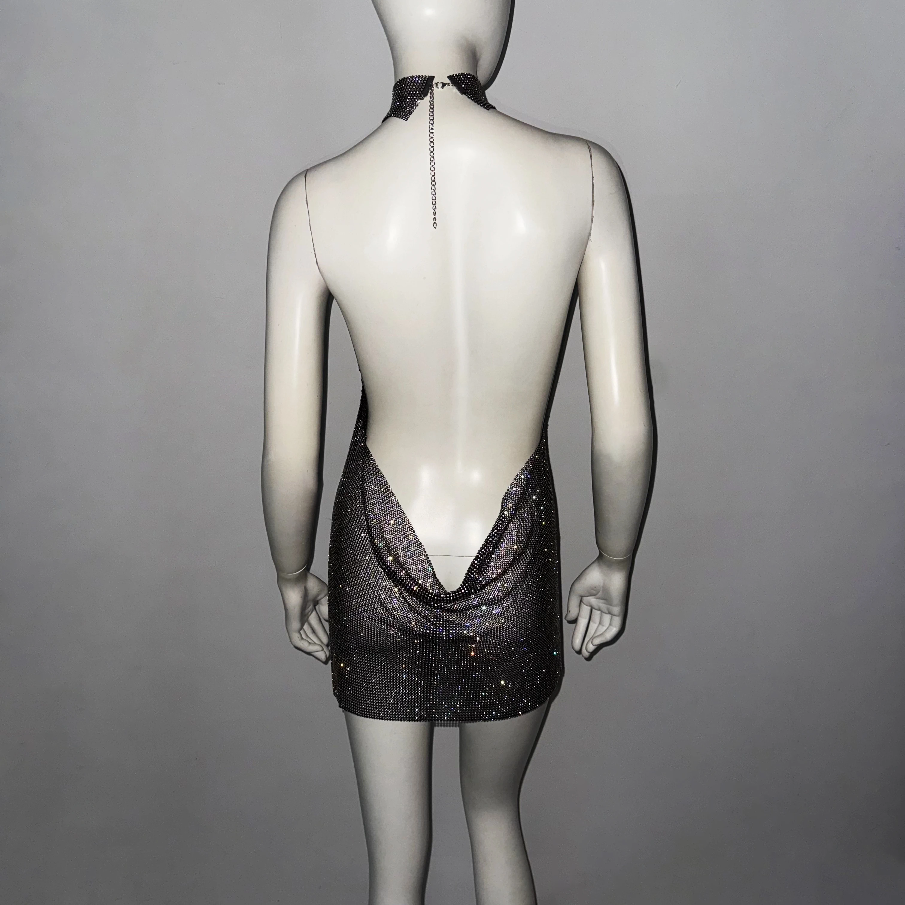 Glänzendes Strass-Metall-Pailletten-Minikleid für Damen, sexy rückenfreies Kleid mit Stehkragen und Neckholder, ärmelloses Kleid für Partys und Abendveranstaltungen. – Detail 13
