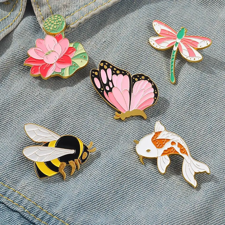 Китайская-роспись-тушью-эмалированная-булавка-на-заказ-лотос-стрекоза-кои-бабочка-брошь-в-виде-пчелы-сумка-значок-на-лацкане-художественное-ювелирное-изделие-подарок-для-друга-ребенка