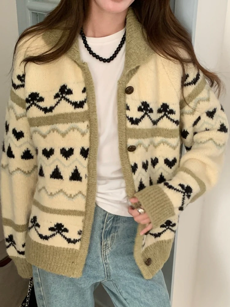 

Korobov Fel Island Pattern Contrast Color Jacquard Turn Down Collar Single Breasted Knitted Cardigan