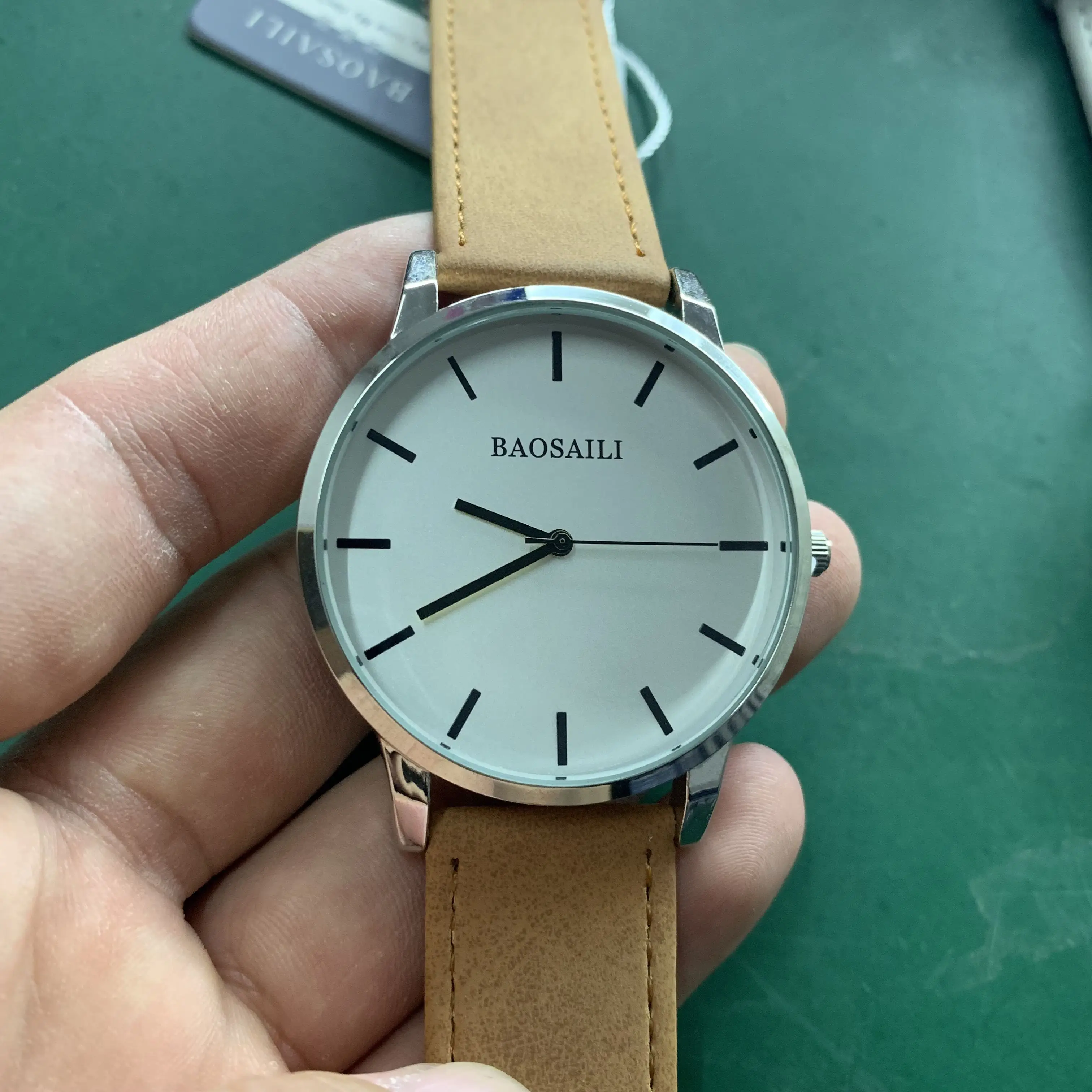 اسم العلامة التجارية المخصصة الرجال الساعات الفضة شبكة من الاستانلس استيل الفرقة اسم خاص شعار ساعة تصميم بسيط شخصي