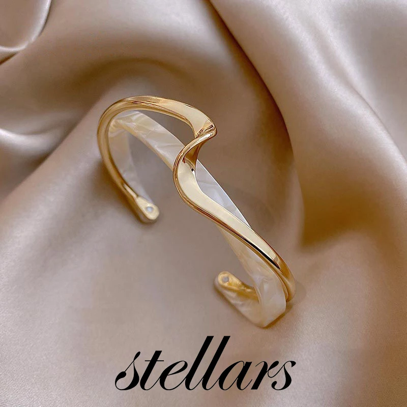 

Gold-Plated Mother-of-Pearl Open Cuff Bracelet - Women's Minimalist Luxury, Unique Design Niche Hand Jewelry