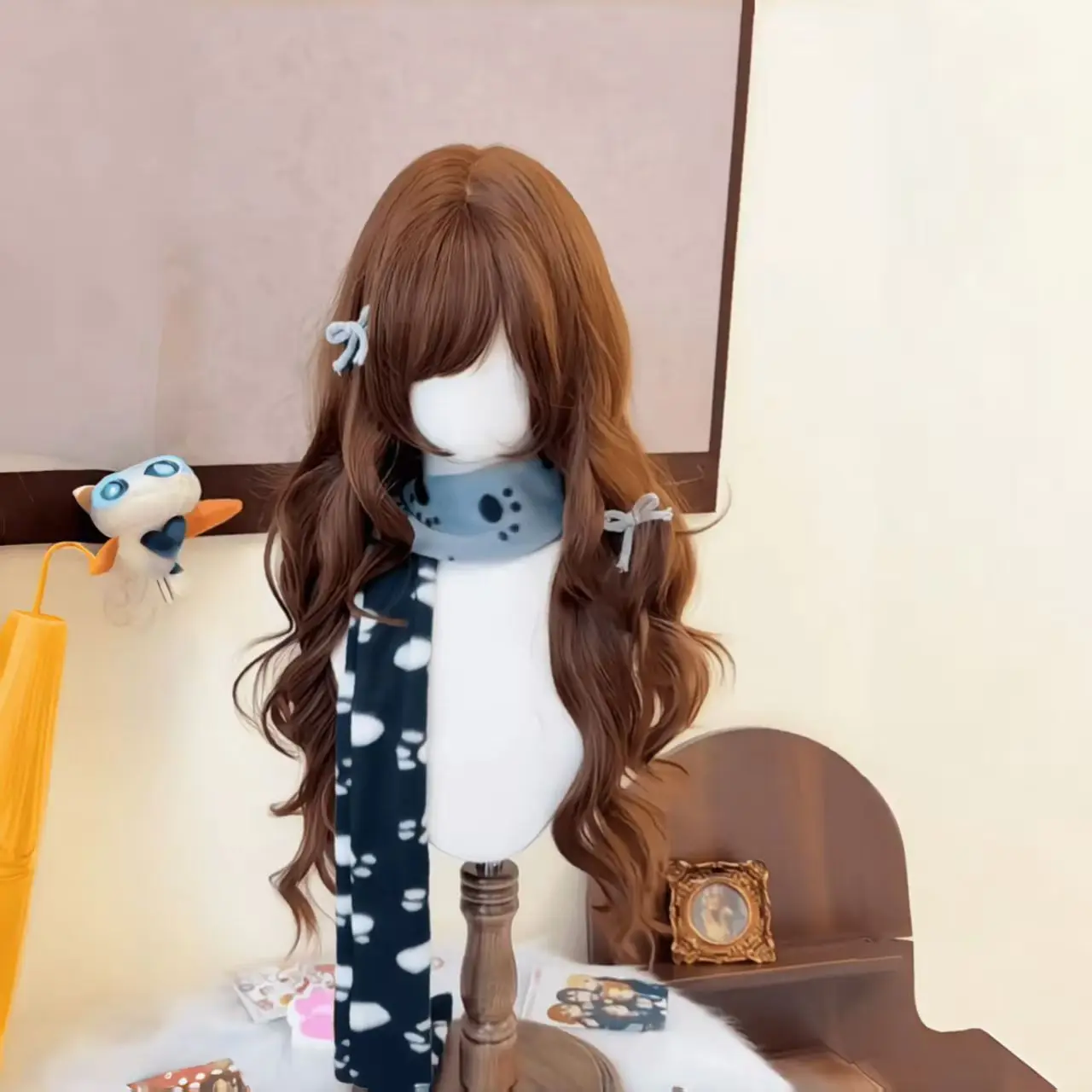 Schokoladenbraune Perücke mit Pony, 61 cm lange, gewellte Haarperücken für Frauen, hochwertige, süße Lolita-Synthetikperücke für den täglichen Gebrauch, Cosplay – Detail 2