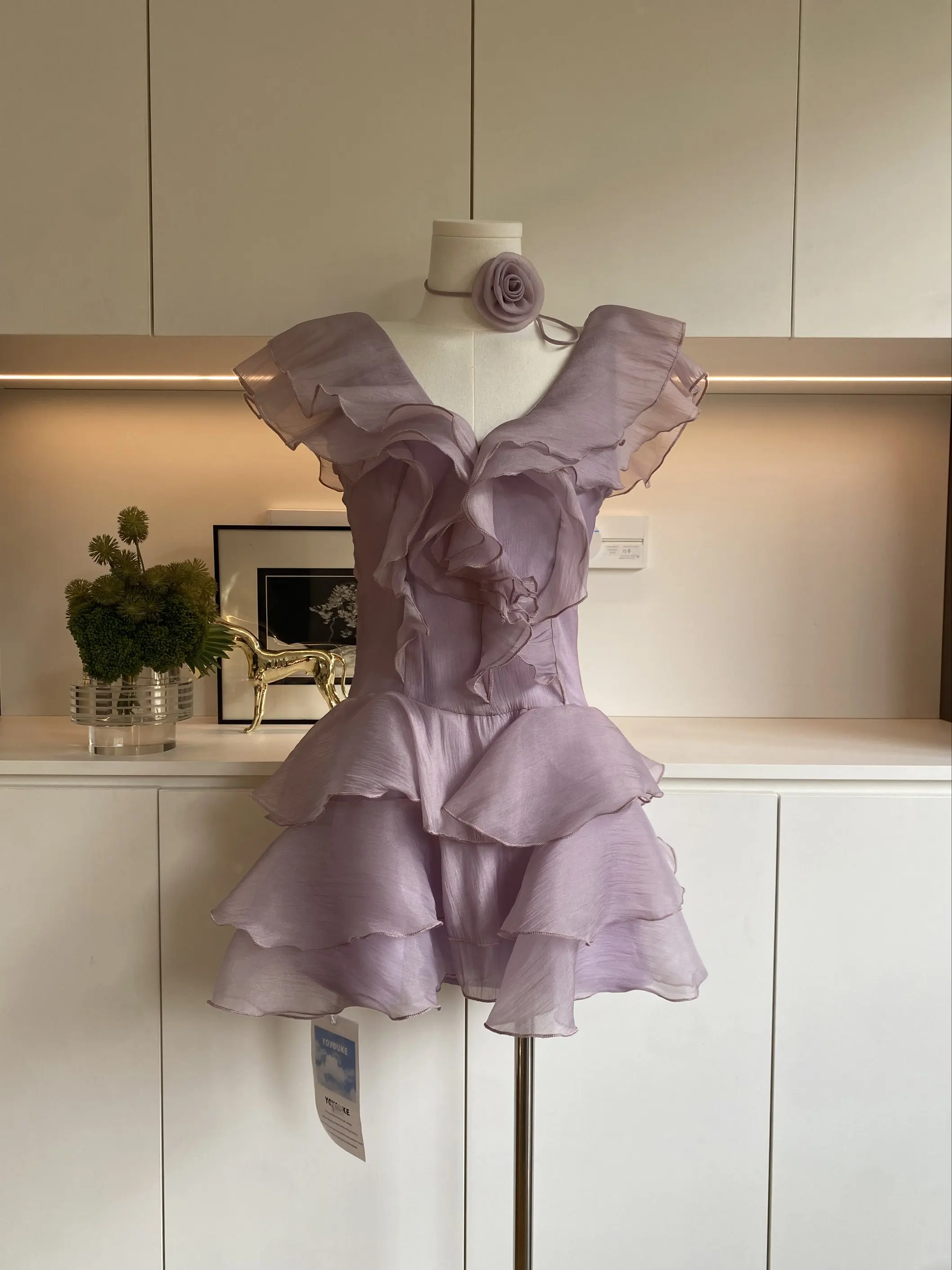 Verão feminino elegante em camadas babados fora do ombro com decote em v mini vestido senhora streetwear férias cor sólida vestido de manga curta