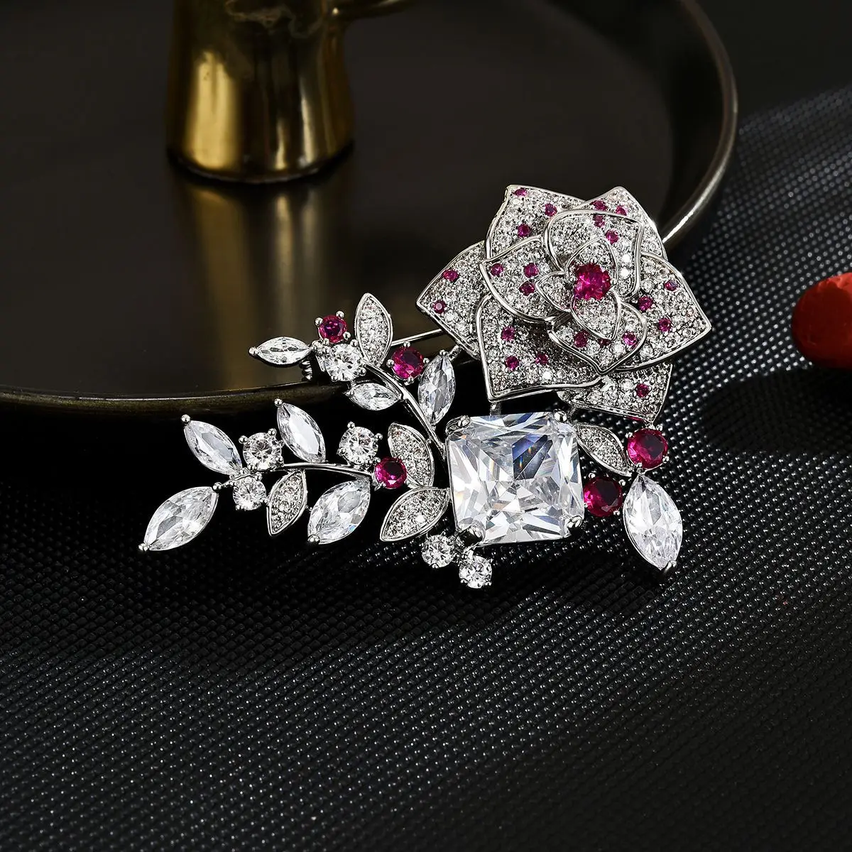 

Winter New Luxury Micro-inlaid Zircon Rose Brooch Fashion Design Temperament Flower Pin Suit Dress Elegant Accessories for Women