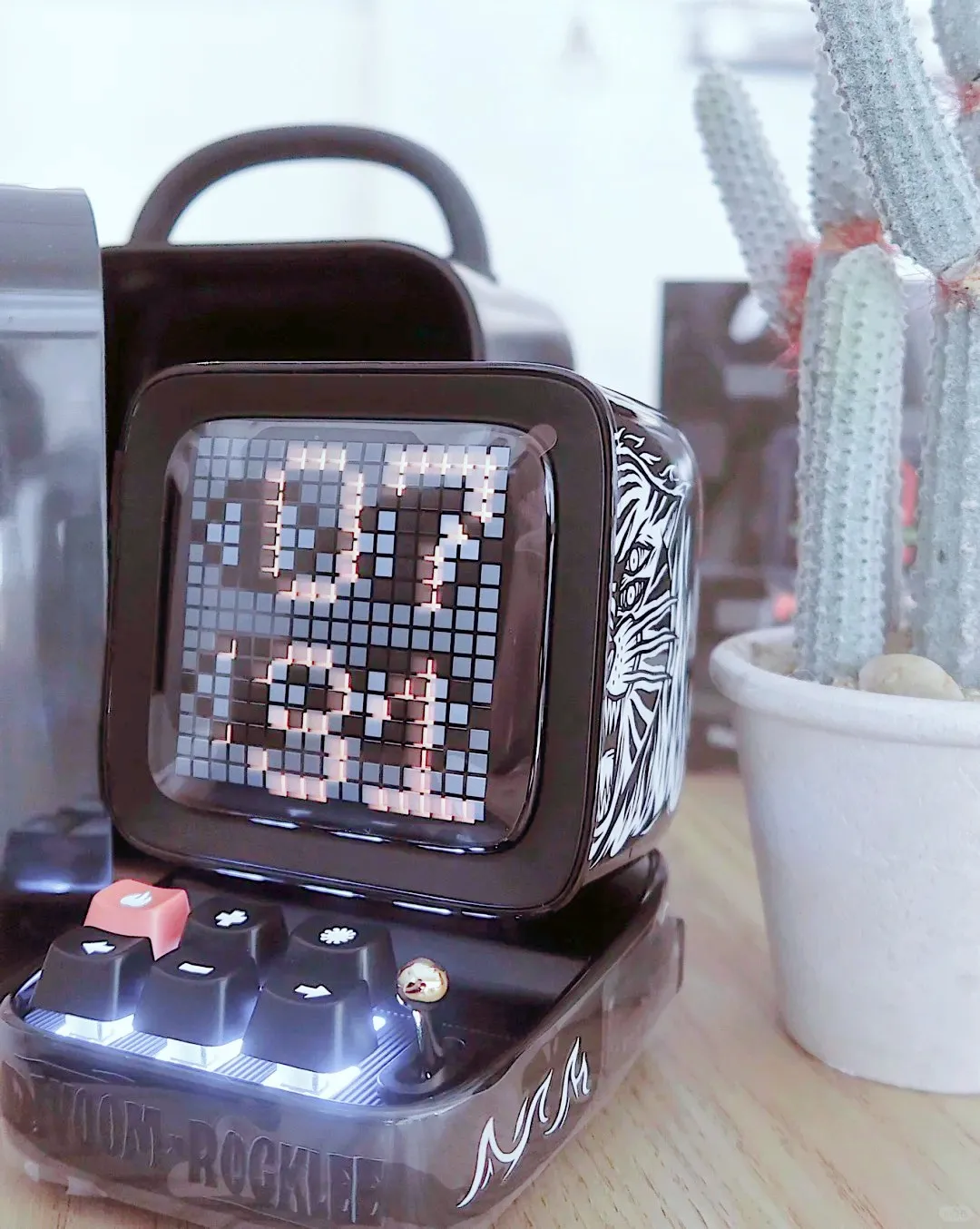 Divoom DITOO ROCKL Pixel مكبر صوت بلوتوث لاسلكي أسود ميكانيكي ريترو نموذج كمبيوتر مكبر صوت ذكي لسطح المكتب ساعة منبه