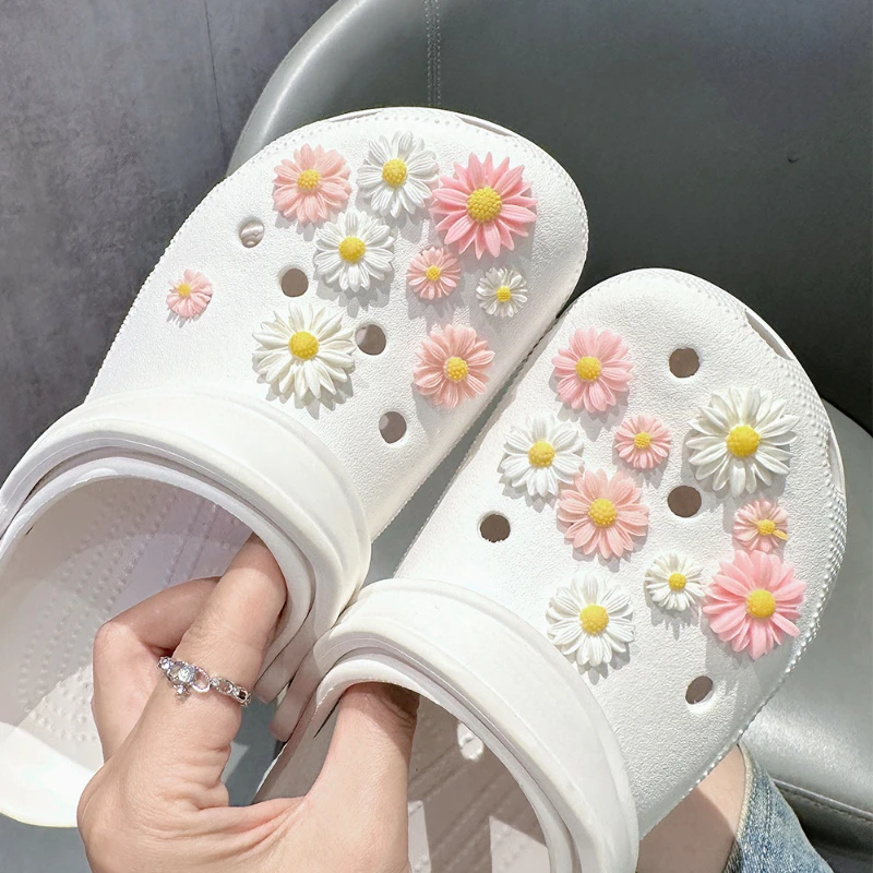 18 teile/satz Heißer Verkauf DIY Loch Schuhe Charms Daisy Blume Zubehör Designer Qualität Garten Schuh Dekoration Mädchen Geschenk