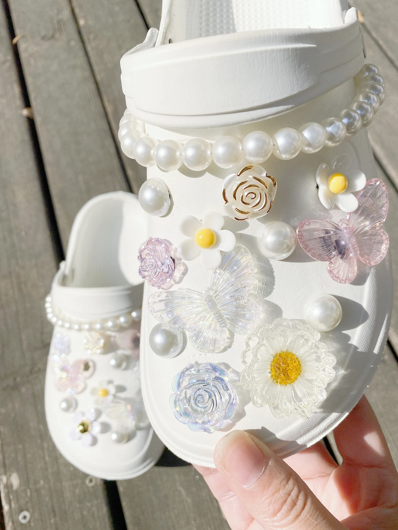 

25 шт. для декора сабо: прозрачные цветы-бабочки QQ-цветов, креативные съемные декоративные элементы для верха обуви, DIY-аксессуары