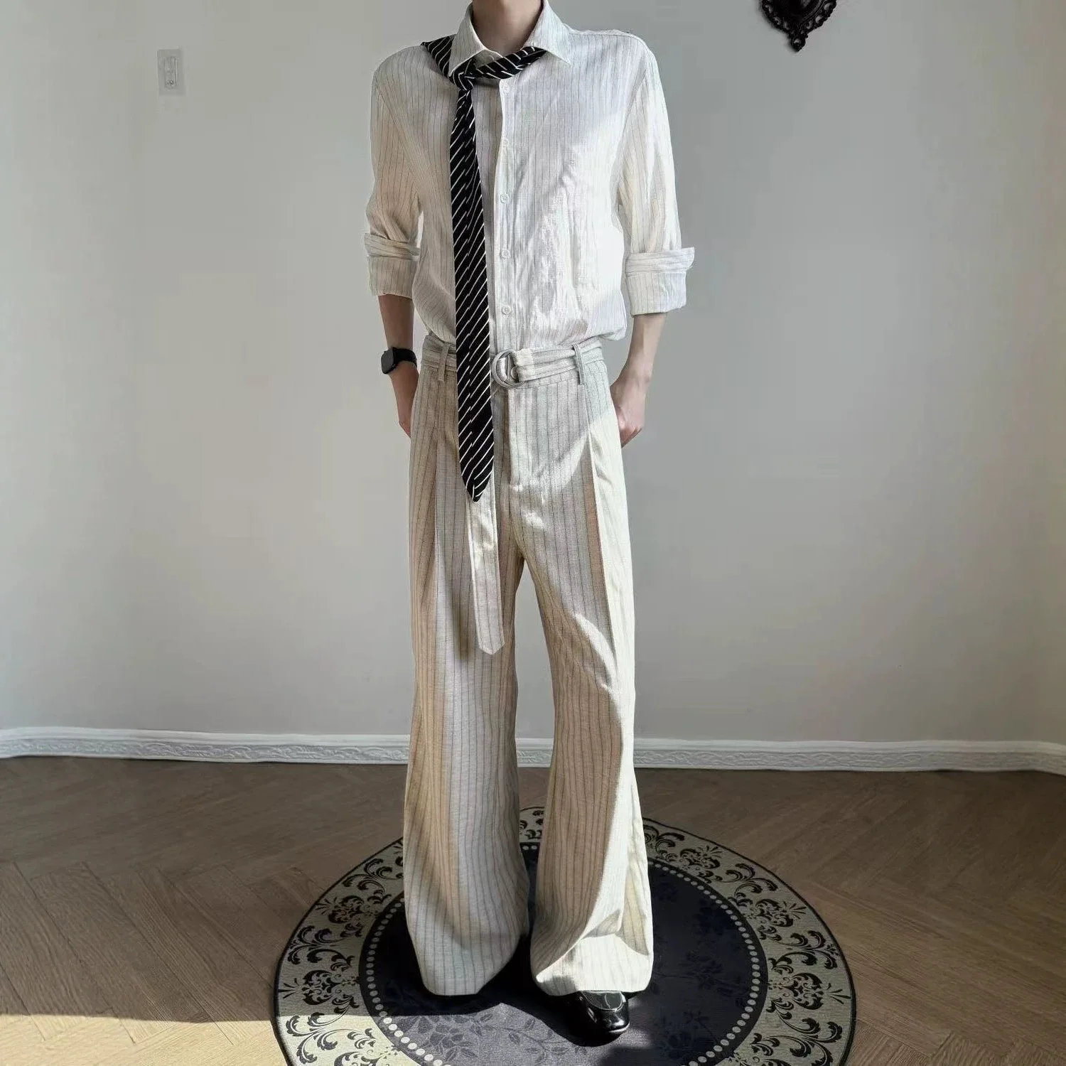 Beige gestreifte, weit geschnittene Anzughose für Herren mit Gürtel, plissiert, aus Leinenmischung, locker sitzend, lässige Anzughose mit hoher Taille – Detail 2