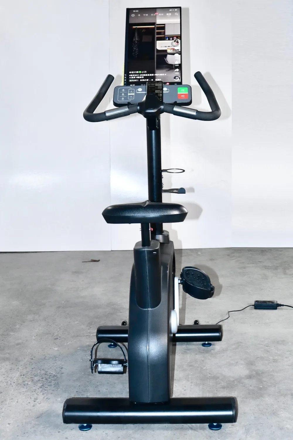 High Quality Gym Fitness Upright Bike Equipped with LCD Screen Commercial Upright Bike