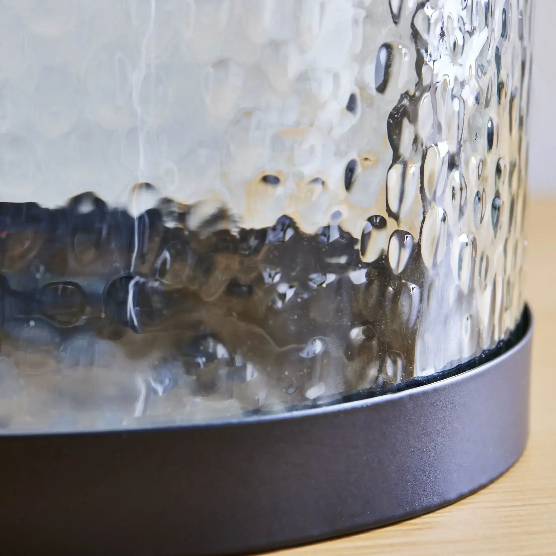 (عبوة من 2) فوانيس شمعدان زجاجية مطروقة معدنية سوداء متوسطة الحجم، 7.25 بوصة عرض × 7.3 بوصة عمق × 7.37 بوصة ارتفاع (باستثناء المقابض)