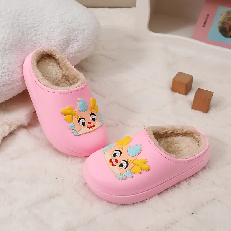 

Зимняя флисовая теплая нескользящая непромокаемая хлопковая обувь с рисунком дракона для мальчиков, детские хлопковые тапочки, домашние удобные тапочки для девочек