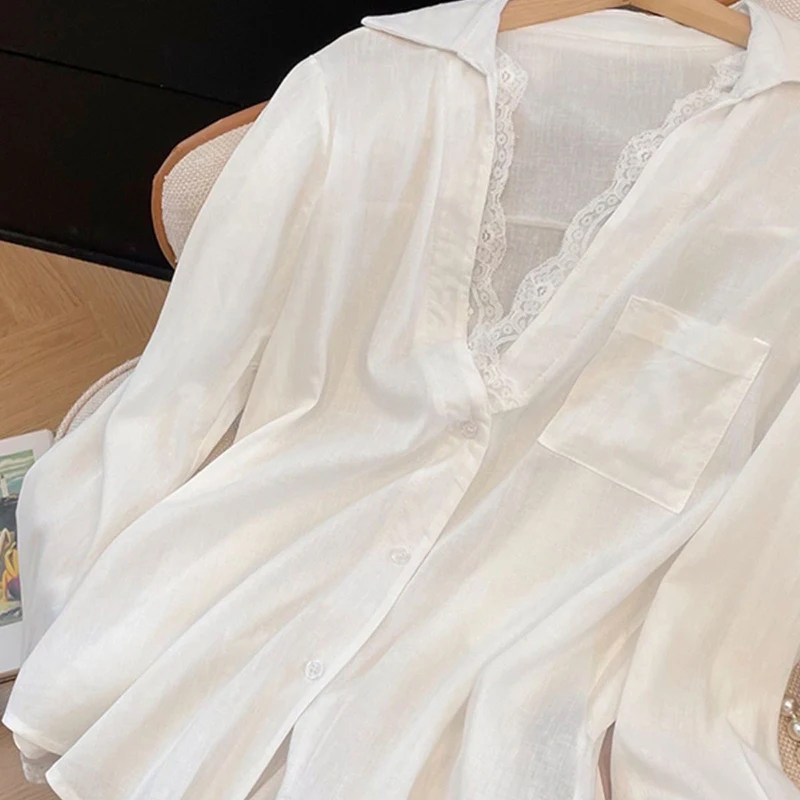 Blusa de encaje con cuello en V para mujer, camisa blanca holgada transparente con protección solar, Top fino de manga larga, elegante, minimalista, similar a la seda