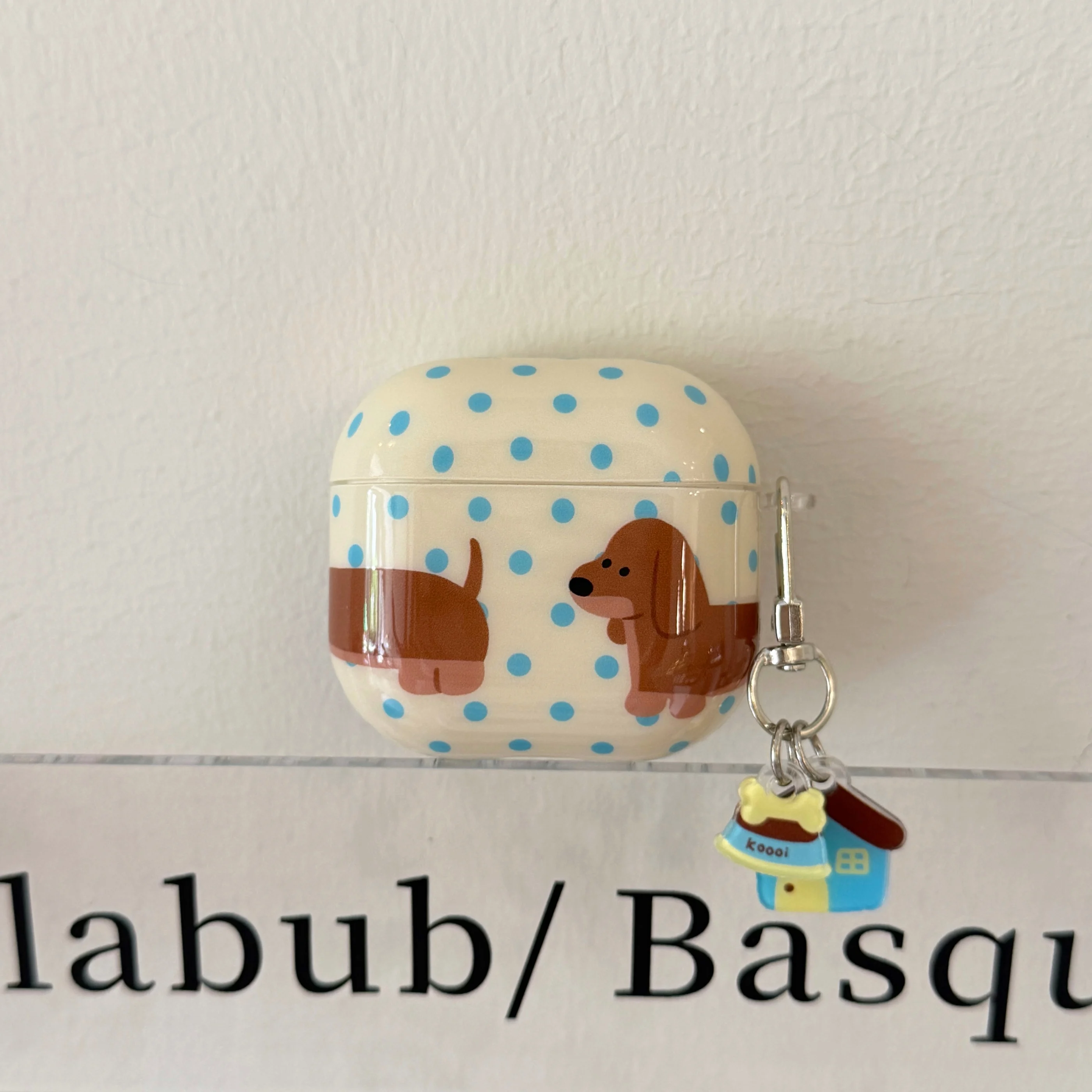 Funda para auriculares con diseño de perro teckel marrón de dibujos animados, lunares azules y superficie beige brillante, compatible con AirPods 1, 2, 3, 4, 5, Pro, Pro2 y Pro3.